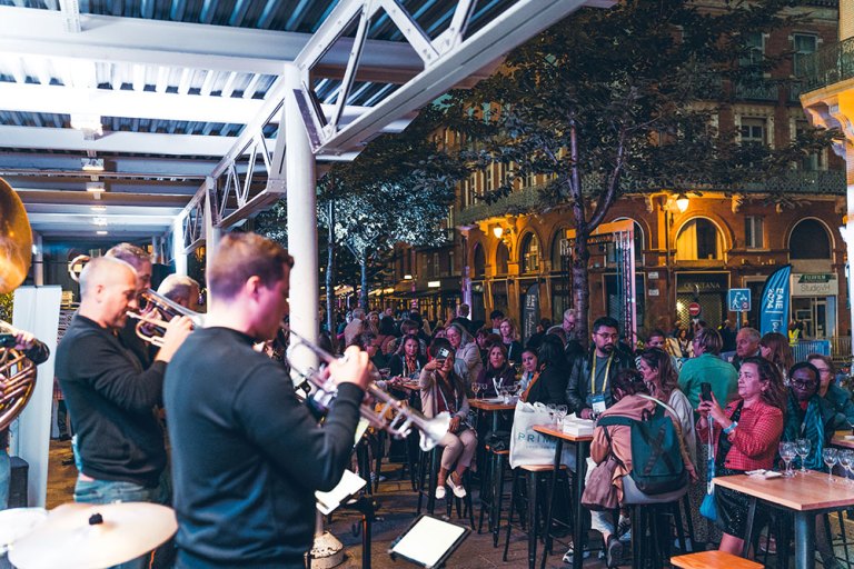 Victor-Hugo-Market-outdoor-brassband-playing-sideview