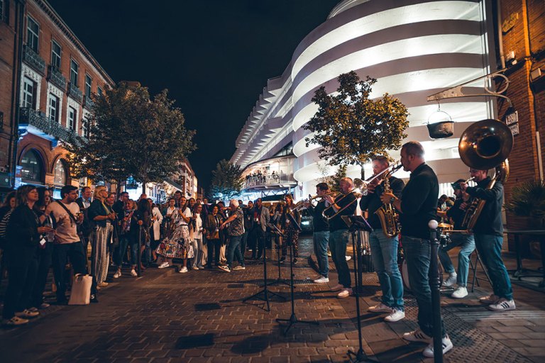 Victor-Hugo-Market-outdoor-brassband-playing