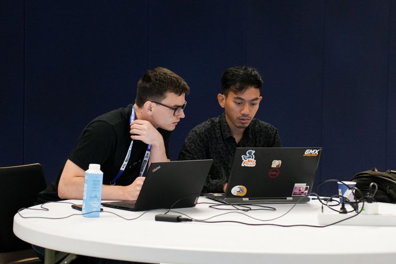 2 men working on a project on 2 laptops during a workshop session
