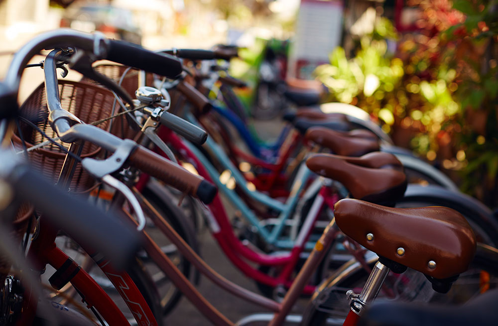 Parked-retro-bicycles-with-wicker-baskets