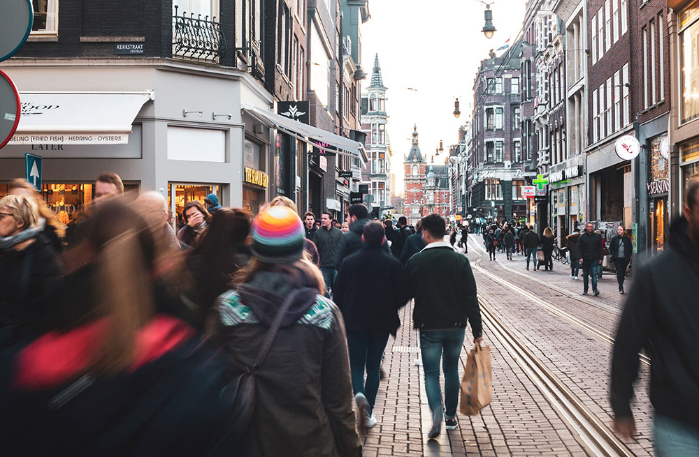 People-walking-in-the-city-centre-of-Amsterdam