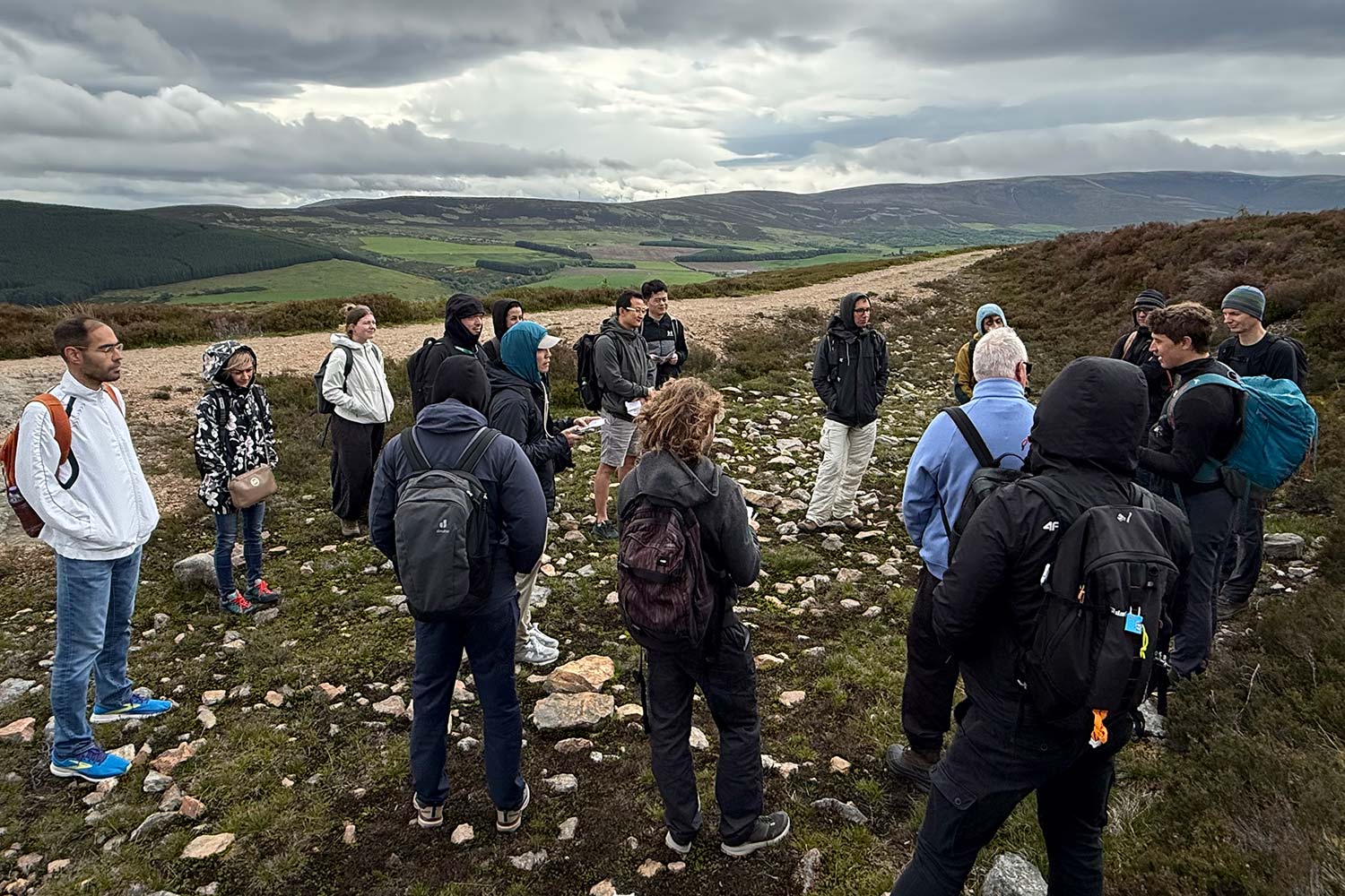 ABN26 Fieldtrips sunday group listening to fieldtrip leader